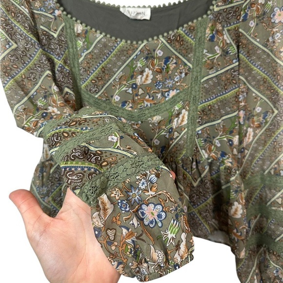 Allison New York | Floral Long Sleeve Blouse | Green | Lace Detail | Size XS - Picture 4 of 6